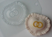 Пластиковая форма для мыла и шоколада Сердцу с кольцами